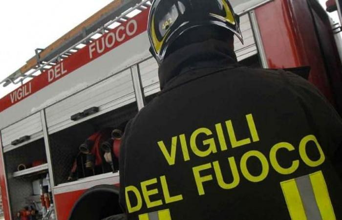Incendio en Aversa: almacén de materiales de construcción en llamas, nube negra invade la ciudad