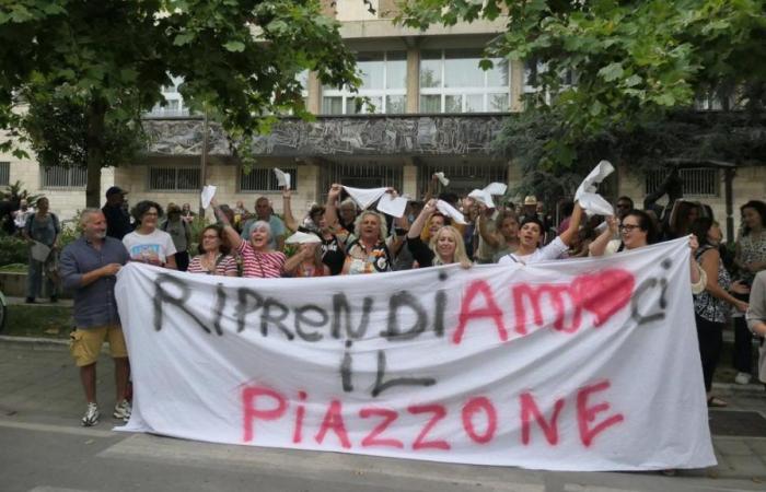 Viareggio, más de mil comerciantes y residentes marchan por la Piazzone