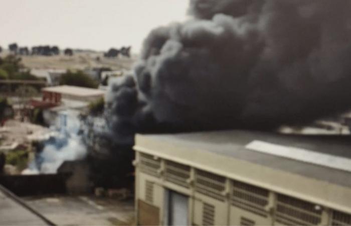 GUIDONIA – Una montaña de residuos en llamas, el incendio en la zona industrial ha sido apagado