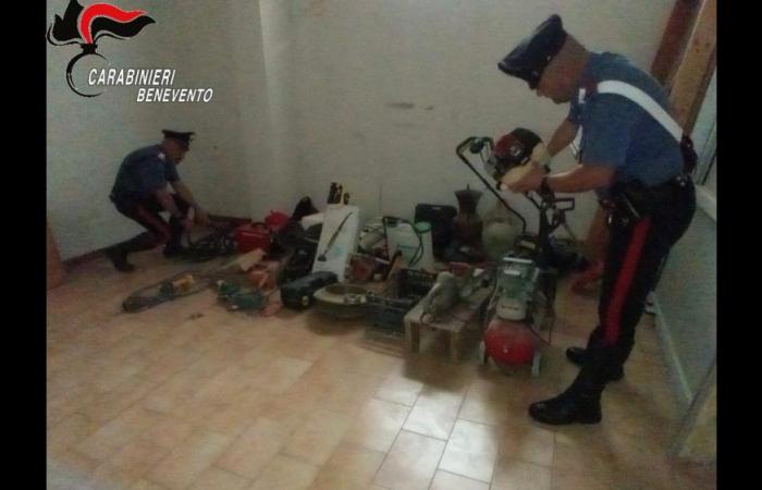 Benevento, escondió teléfonos inteligentes y herramientas de trabajo: denunciado por recibir bienes robados