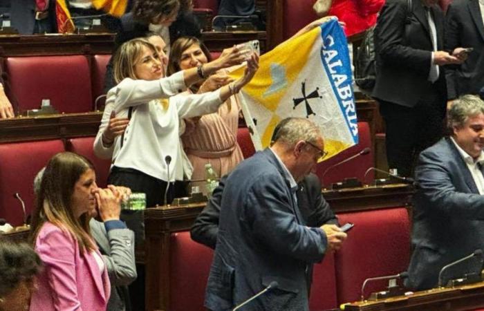 La bandera de Calabria ondea para celebrar la autonomía diferenciada, el ataque del compatriota 5 Estrellas
