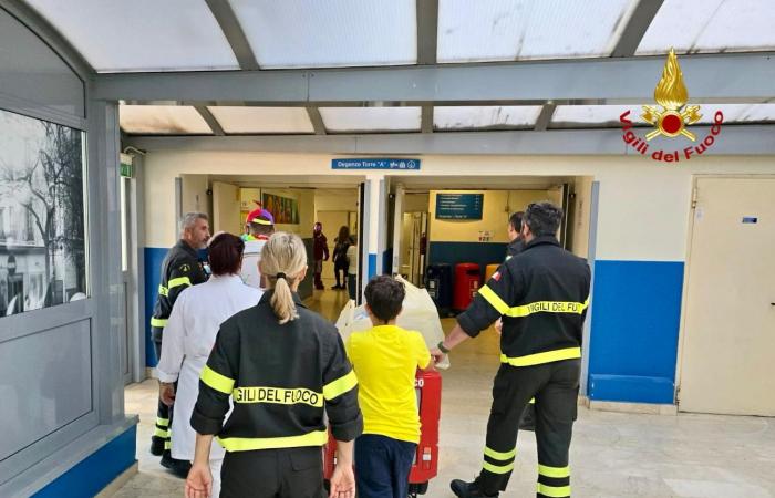 LOS BOMBEROS VISITA EL SERVICIO DE PEDIATRÍA DEL HOSPITAL GARIBALDI DE NESIMA EN CATANIA