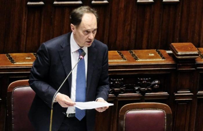 Himnos al Duce y saludos nazis, el ministro Ciriani defiende a Gioventù Nazionale y ataca a los periódicos: ‘Vídeos descontextualizados. Muéstrate menor de edad