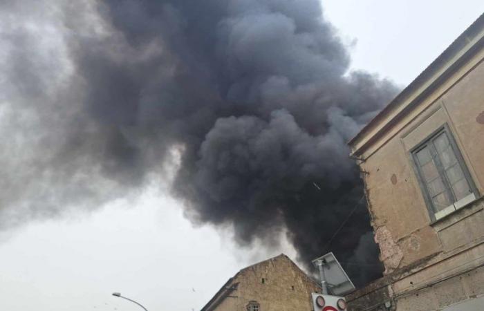 Gran incendio entre Aversa y Giugliano, enorme columna de humo. Bomberos también de Nápoles