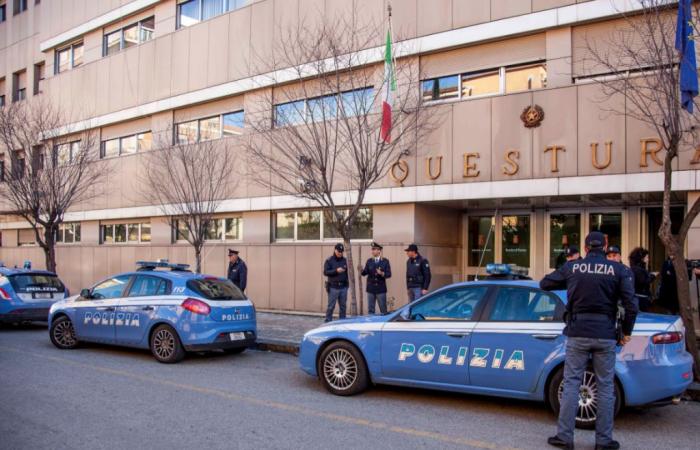 Cosenza, caminaba por la calle con un cuchillo amenazando a los transeúntes: arrestado un joven de 22 años