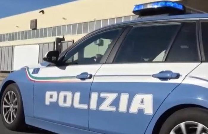 Atacan a agentes de policía con cuchillo y tijeras y arrestan a un hombre de 44 años en Crotone