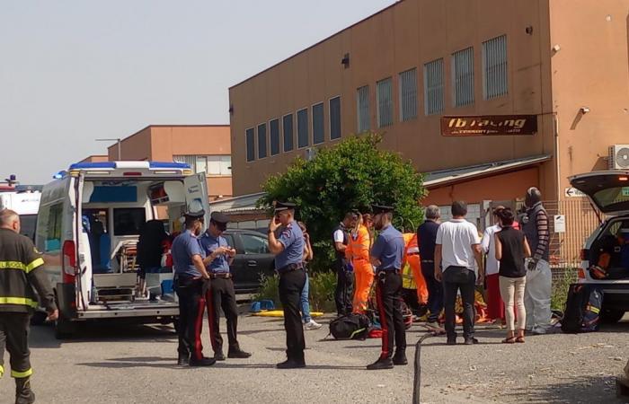 Explosión en una fábrica de pinturas en Vignate, bomberos y ambulancia aérea en el lugar