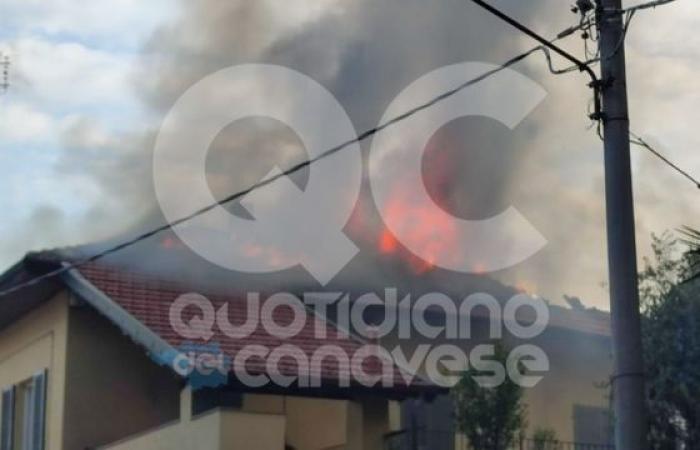 RIVAROLO CANAVESE – Un incendio furioso devasta el techo de un edificio: miedo en via IV Novembre