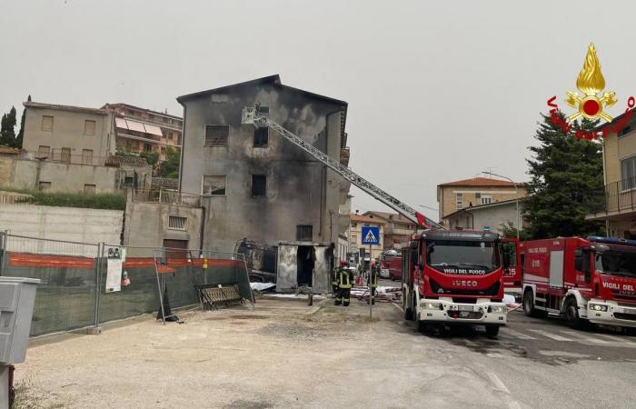 Un camión cisterna se incendia, las llamas dañan un edificio: apartamentos inaccesibles (FOTO) – Picchio News