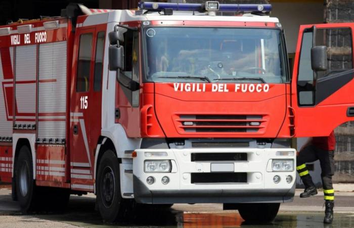 Gran incendio en Nápoles, fuego y humo negro en la colina Camaldoli: casas amenazadas por las llamas