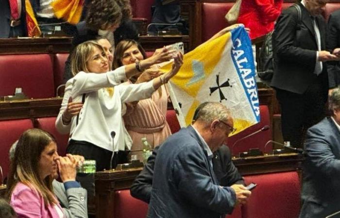 Autonomía, Simona Loizzo de la Liga ondea la bandera de Calabria