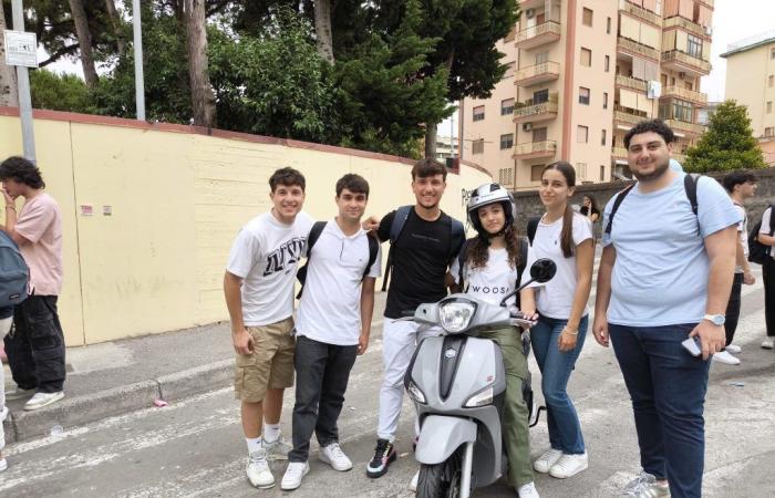 Castellammare, estudiantes examinando sus exámenes finales: Preocupados por el segundo examen – Al instituto Severi le gustaron las huellas italianas
