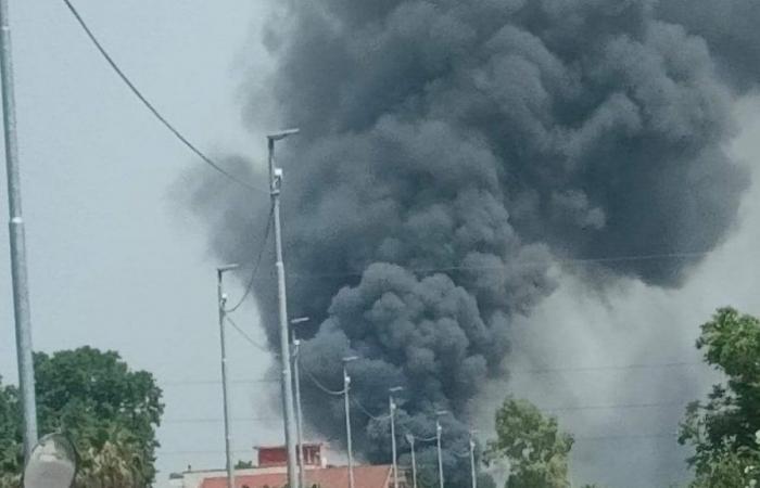 Incendio en Aversa, la nube negra visible desde los municipios vecinos