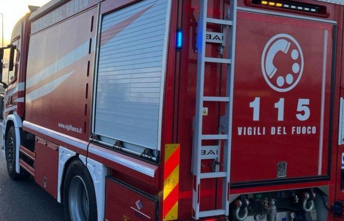 ▼ Brescia, trabajadores atrapados encima de una grúa: salvados por los bomberos – BsNews.it