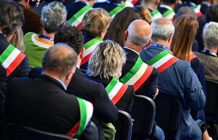 El futuro alcalde de Florencia y Bari, y de otras 12 capitales, se decidirá en la segunda vuelta