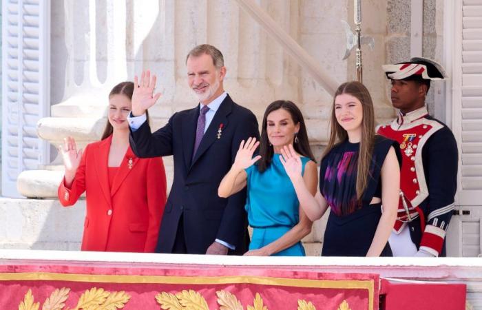 Ni Letizia de España de azul consigue estar tan chic como sus hijas