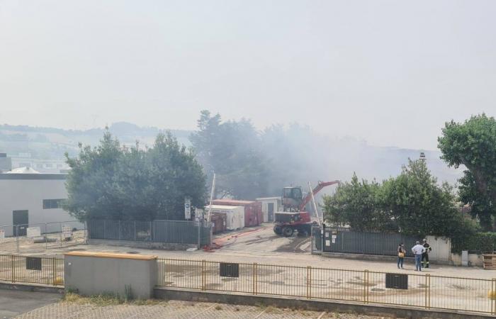 Baraccola, bomberos trabajando para limpiar la zona del incendio. Sigue habiendo humo – Noticias Ancona-Osimo – CentroPagina