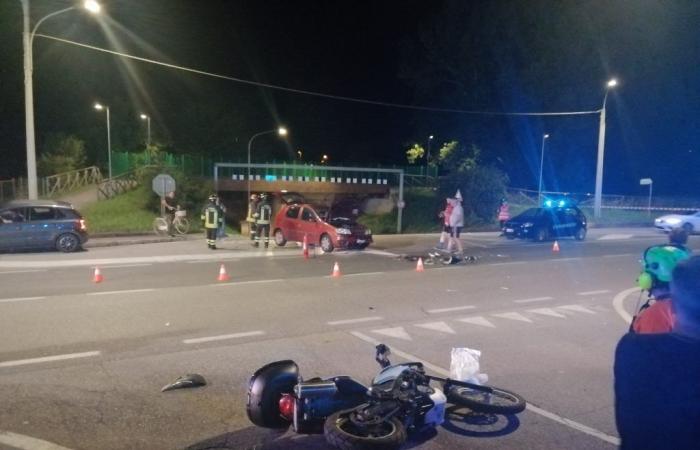 Accidente coche-moto durante la noche en la regional 56 en Mossa, centauro en el hospital • Il Goriziano