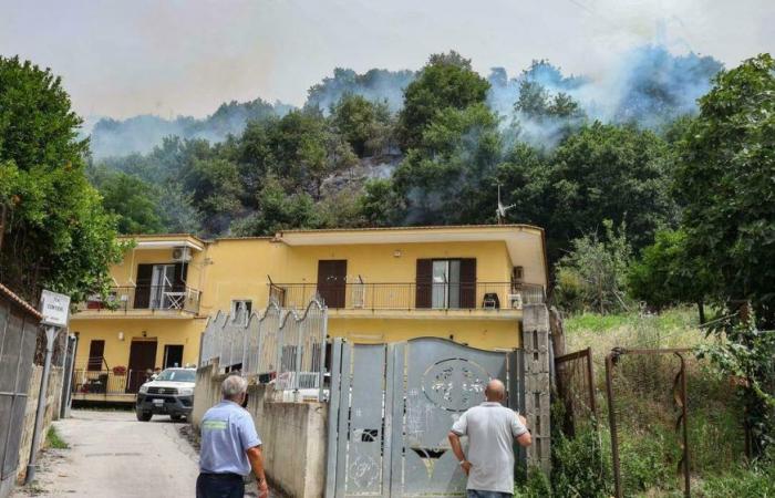 Incendio de Camaldoli en Nápoles, acusaciones de los fiscales: “Manos a la obra con los fondos de recuperación”