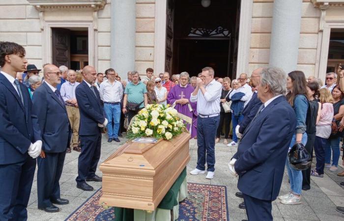 El último viaje de Paolo Carù saludado hoy en Gallarate por mucha gente y la Basílica llena