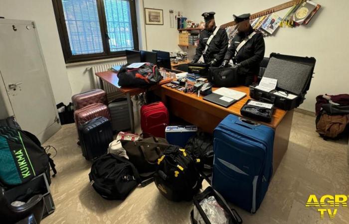 Guidonia, dos hermanos detenidos por haber robado el coche de un extranjero, los bienes robados fueron identificados y recuperados gracias al Air Tag de las maletas