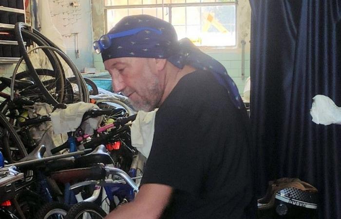 Tras el accidente y meses en el hospital, el fabricante de bicicletas Luca Ridolfi vuelve a abrir la persiana