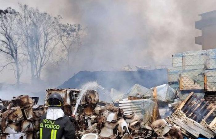 Positano News – Se incendia un almacén de construcción en Aversa, seis equipos de bomberos en acción. Presenta denuncia contra desconocidos