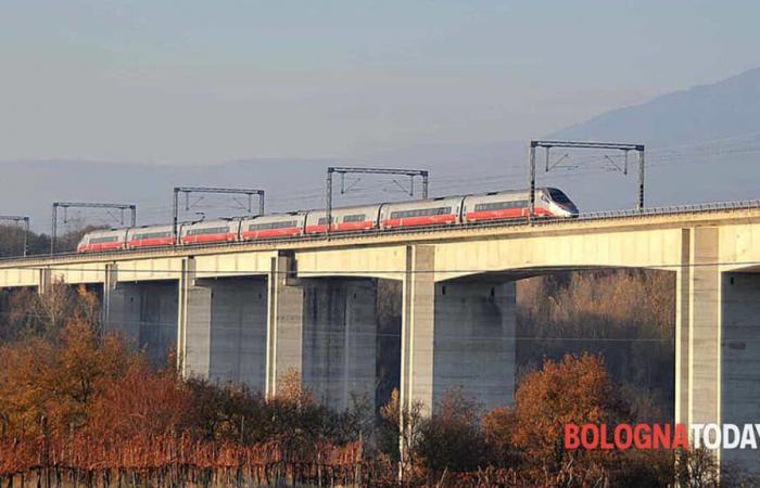 Hallan cuerpo cerca de las vías, trenes en desorden durante horas en Bolonia