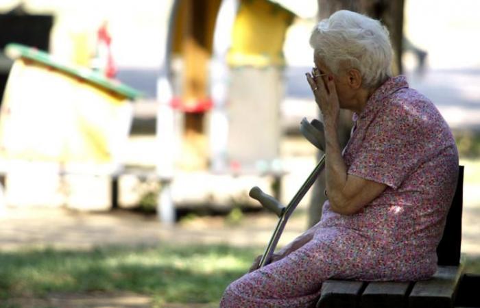 Verano seguro para personas mayores solitarias: 80 llamadas diarias del Club Tres Edades para vigilarlas