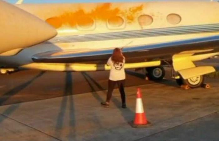 Taylor Swift y ecologistas desfiguran su avión privado en la pista de Londres: «La celebridad más contaminante del año»