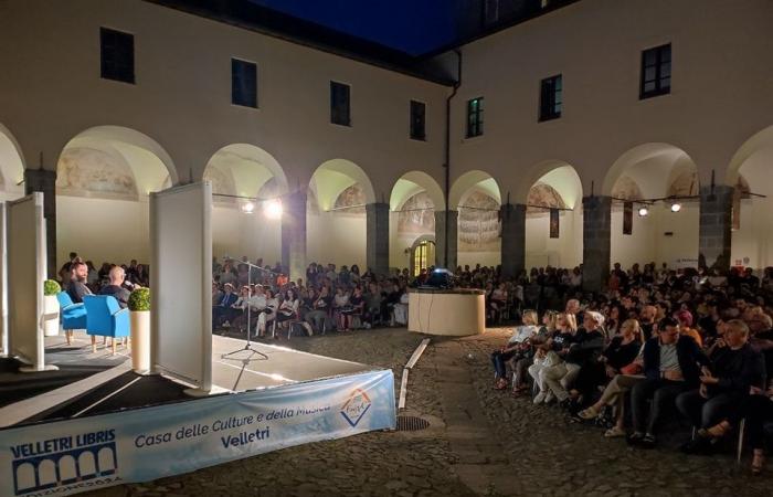 Inmediatamente lleno para la inauguración de “Velletri Libris” con Gianluca Gotto y sus preguntas en “Cuando llega la felicidad”