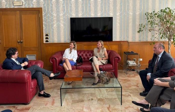 La embajadora de Lituania en Italia, Dalia Kreivienė, visita el municipio de Caserta |