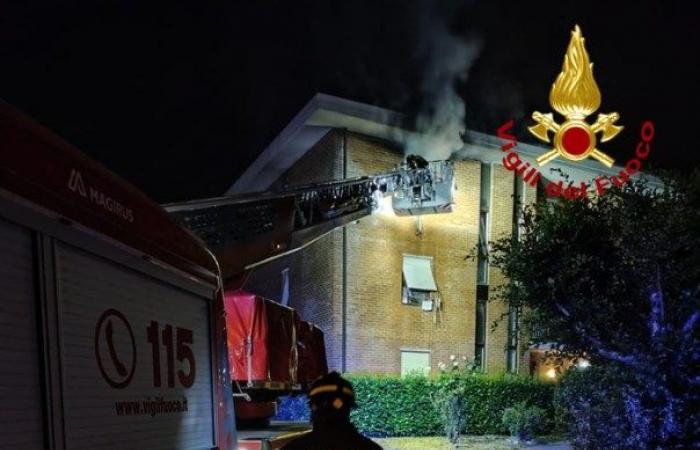Lucca: incendio nocturno en un edificio de apartamentos en Antraccoli. 1 herido y 5 apartamentos evacuados (foto)