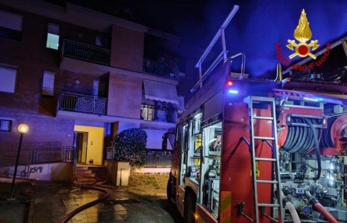 Lucca: incendio nocturno en un edificio de apartamentos en Antraccoli. 1 herido y 5 apartamentos evacuados (foto)