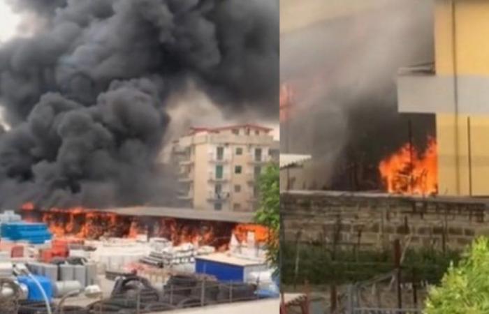 Las llamas son visibles incluso desde Nápoles. Dos casas involucradas