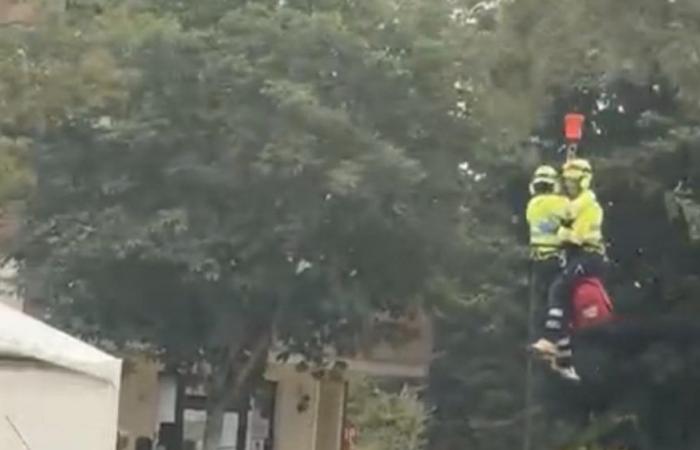 Perugia, una niña de 2 años vuela desde 6 metros de altura y es rescatada de los contenedores de basura