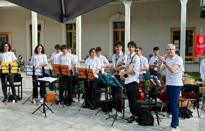 Monza, Sarabanda Cederna toca en el concierto de promoción de las bandas musicales de Brianza