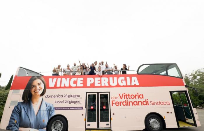 Perugia, Ferdinandi presenta el autobús abierto que recorrerá la ciudad: las fotos