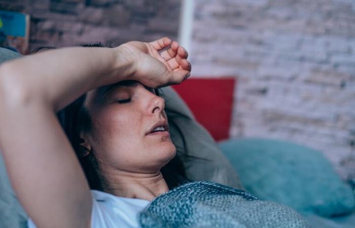 Largo Covid, 4 años después de la pandemia, aumenta el número de personas que sufren fatiga y dolores de cabeza, pero también problemas más graves