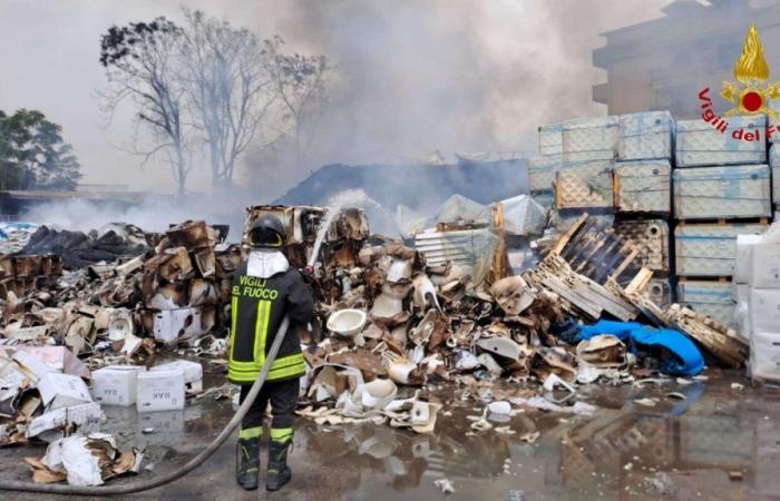 Positano News – Se incendia un almacén de construcción en Aversa, seis equipos de bomberos en acción. Presenta denuncia contra desconocidos