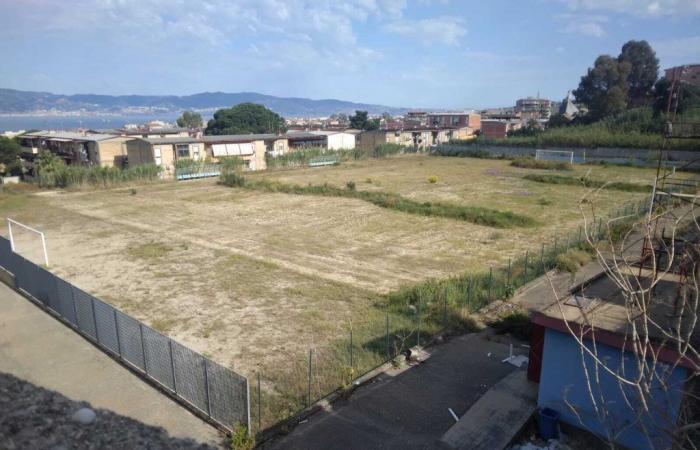 Reggio Calabria, obras inacabadas en el campo de fútbol de Archi