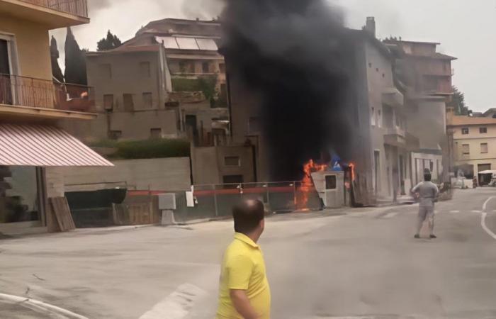 Miedo en Cossignano. El tanque de diésel se incendia y explota. Provincial cerrado
