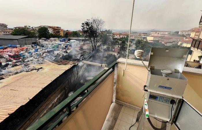 Aversa, incendio en almacén: Arpac no detecta concentraciones contaminantes y continúa la búsqueda de dioxinas