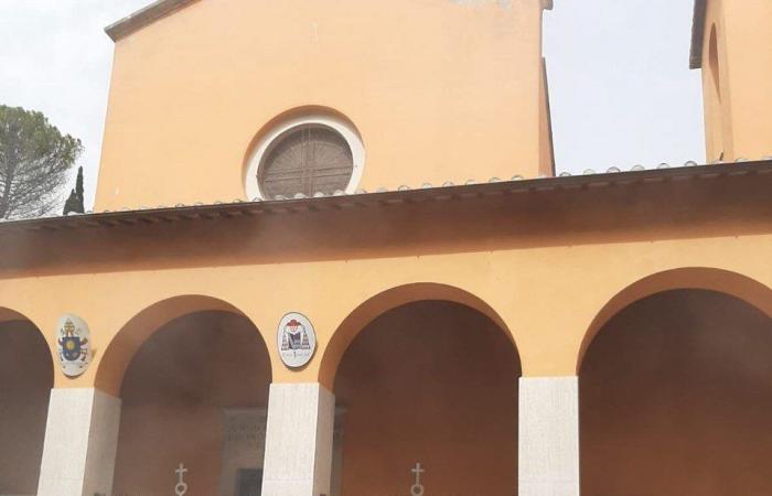 Incendio en una iglesia en Roma, los participantes de la misa fueron evacuados