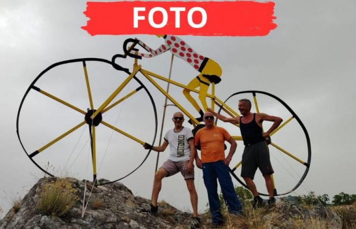 Bicicleta de 5 metros fabricada con materiales de desecho como homenaje al Tour de Francia