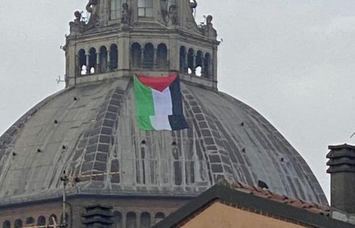 La bandera de Palestina aparece en la cúpula de la catedral de Pavía: Digos investiga