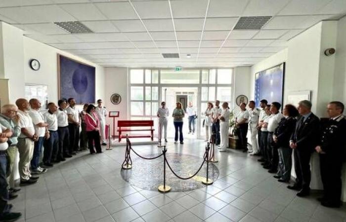 La Guardia Costera de Rávena inaugura el Banco Rojo a la entrada de la sede