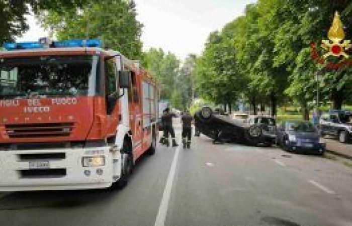 Accidente en Vicenza, coche volcado en Viale Eretenio: un herido