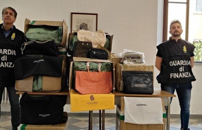 Livorno, incautados 2 millones de euros en bolsos y accesorios falsificados