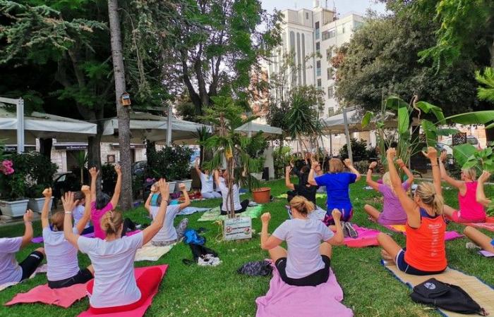 Aficionados al yoga en Piazza Plebiscito para saludar el solsticio de verano